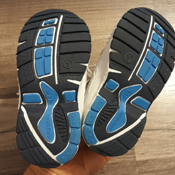 #528Buster Brown & Co. Airborne Sneakers. Size:5 - Picture 5 of 6